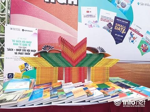 越南图书日：共有60多种书籍的 “融入世界经济书柜”正式亮相