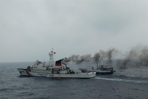 越中海警举行北部湾共同渔区海上搜救演练活动
