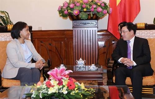 越南政府副总理兼外交部长范平明会见摩洛哥外交与国际合作部国务秘书穆尼娅•布塞达