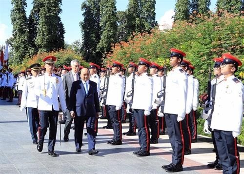 新加坡总理李显龙举行隆重仪式 欢迎越南政府总理阮春福访问