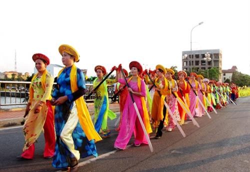 Lung linh Lễ hội “Diễu hành đường phố và Chèo cạn Múa bông”, Quảng Bình
