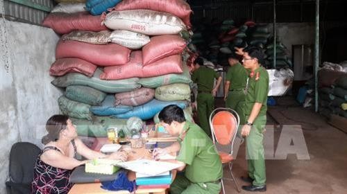 Liên quan vụ “phụ phẩm cà phê nhuộm pin”: Lực lượng chức năng kiểm tra kho chứa hàng trăm tấn hồ tiêu