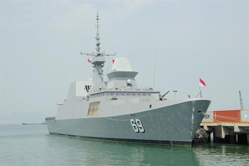 新加坡“刚毅号”隐形护卫舰访问岘港市