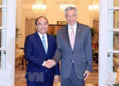越南政府总理阮春福与新加坡总理李显龙举行会谈