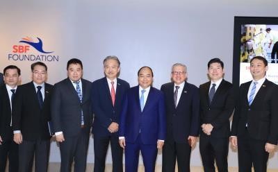 政府总理阮春福同新加坡一流企业集团领导举行对话会