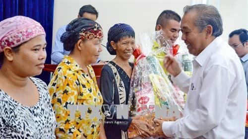 Phó Thủ tướng Thường trực Chính phủ Trương Hòa Bình tặng quà đồng bào dân tộc Chăm có hoàn cảnh khó khăn