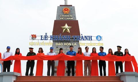 越南广平省罗岛祖国旗台正式落成