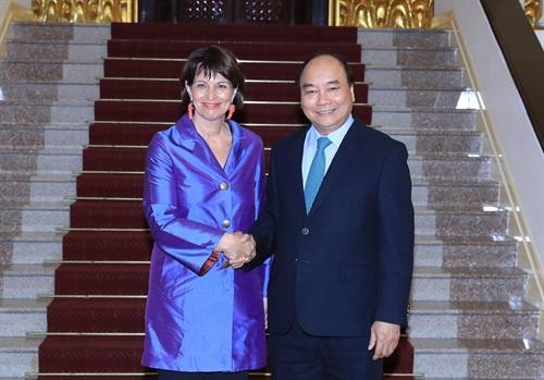 政府总理阮春福会见瑞士环境、交通、能源和电信部部长