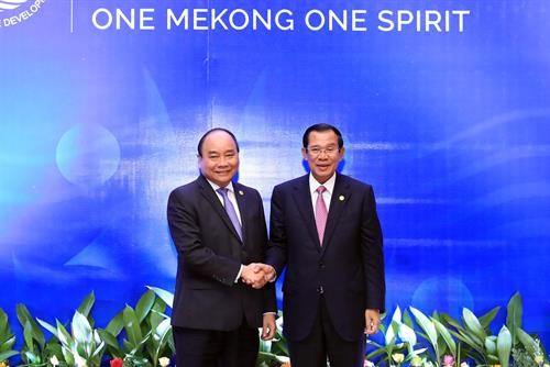 政府总理阮春福与柬埔寨首相洪森举行双边会晤