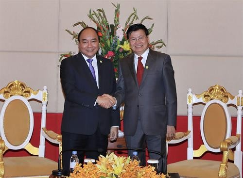 越南政府总理阮春福与老挝政府总理通伦·西苏里举行双边会晤