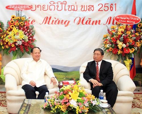 胡志明市向老挝驻胡志明市总领事馆致以传统节日祝福