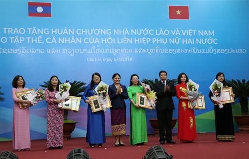 越南与老挝向两国优秀妇女授予勋章 