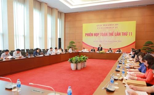 越南国会法律委员会对2019年法律法令制定计划进行审查