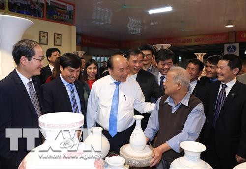 Thủ tướng Nguyễn Xuân Phúc thăm Công ty cổ phần gốm Chu Đậu