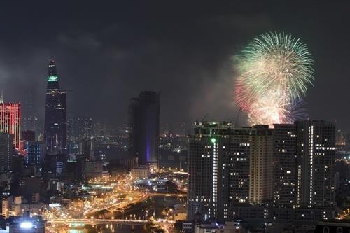 胡志明市燃放烟花庆祝南方解放日43周年