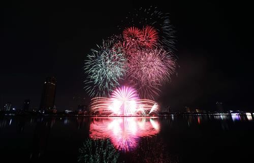 2018年岘港国际烟花节开幕 烟花在夜空绚丽绽放