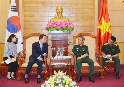 越南与韩国密切两军代表团互访