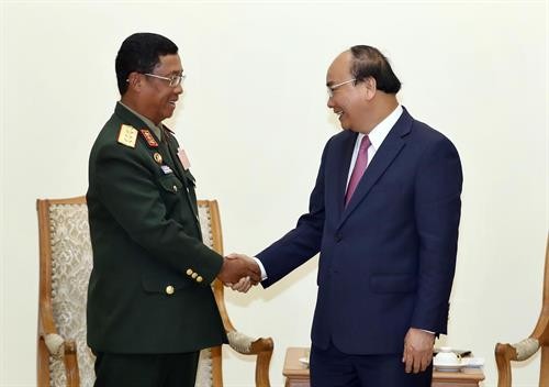 越南政府总理阮春福会见老挝人民军总参谋长