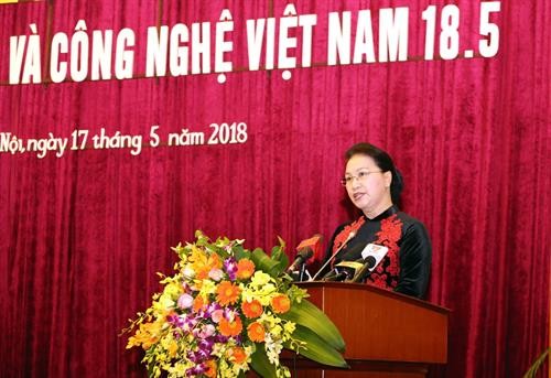 越南国会主席阮氏金银出席越南科学与技术翰林院成立43周年庆典活动