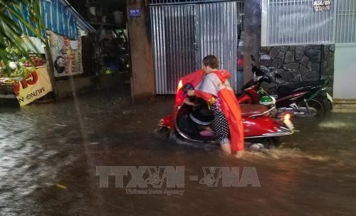 Thành phố Hồ Chí Minh: Nhiều khu vực trũng thấp bị ngập trong mưa lớn