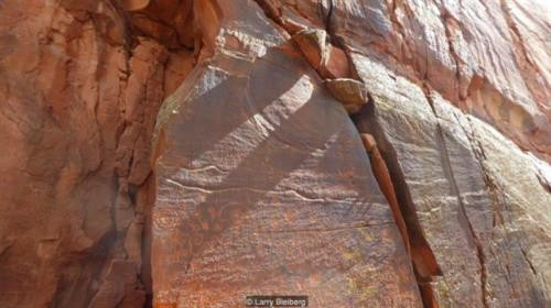 Bí ẩn về lịch đá cổ được phát hiện trong rừng Arizona