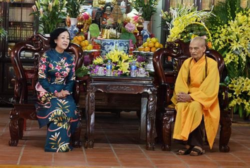 越共中央民运部部长张氏梅走访慰问越南佛教教会证明理事会法主