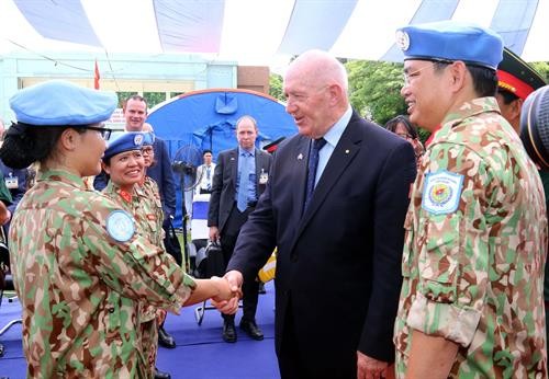 澳大利亚总督彼得·科斯格罗夫与越南一号二级野战医院干部人员进行了会面