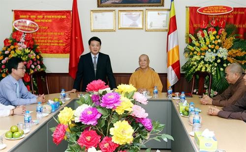 越南祖国阵线中央委员会副主席侯阿令看望慰问释宝严和尚