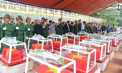 昆嵩省为16具烈士遗骸举行追悼会和安葬仪式