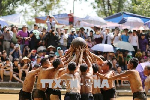 Độc đáo hội vật cầu nước tại Làng Vân năm 2018
