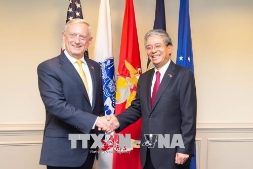 美国国防部长马蒂斯会见越南驻美大使范光荣