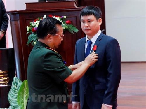 老挝向越南军队电信集团在老挝联营体授予劳动勋章