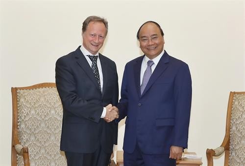 越南政府总理阮春福会见欧盟驻越南代表团团长布鲁诺•安格莱特