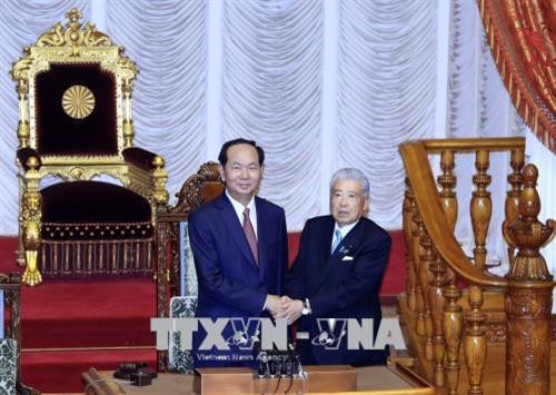 越南国家主席陈大光会见日本参议院议长