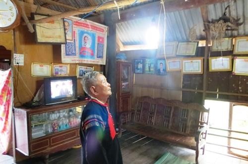 努力让农村、山区和海岛地区居民用上电