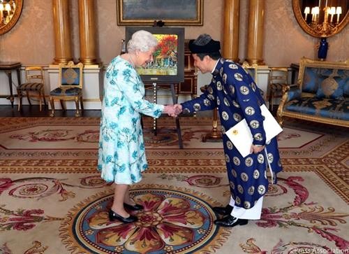 越南驻英国大使陈玉安向英国女王递交国书