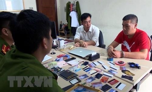 广宁省：一名中国人利用伪造银行卡取款被当场发现