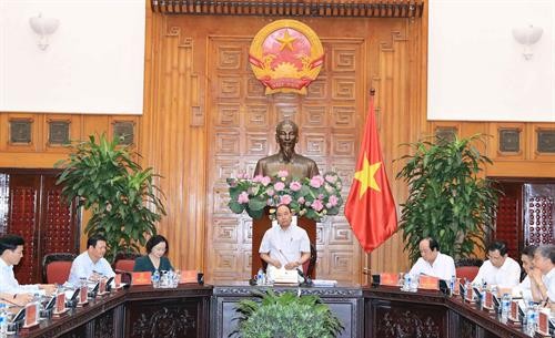 越南政府总理阮春福就适应自然灾害的农村发展项目同西北地区六省进行讨论