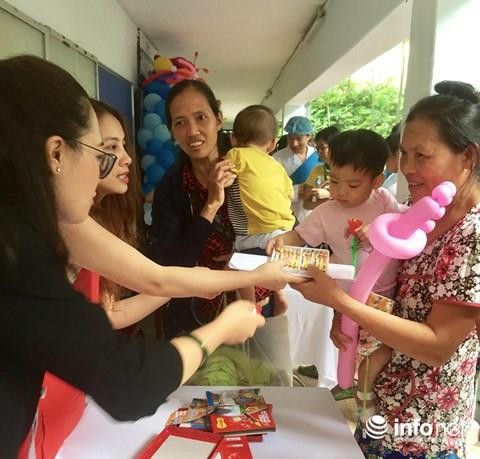 越南中央儿童医院为儿童庆六一、送开心