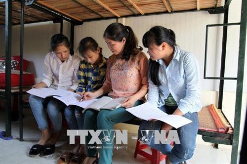 Cô giáo Nguyễn Thị Thầm tận tâm với học sinh vùng cao