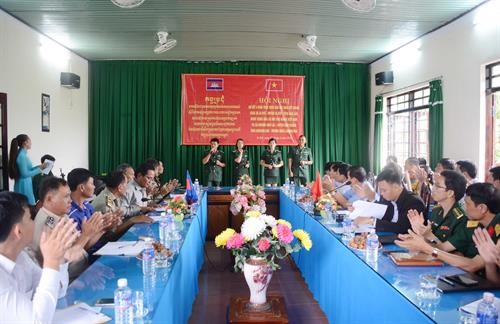 越南与柬埔寨边境地区人民加强团结友谊