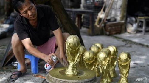 越南产的世界杯金杯模型颇受欢迎