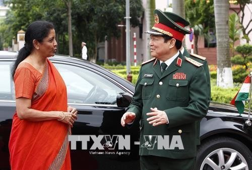 印度国防部长对越南进行正式访问