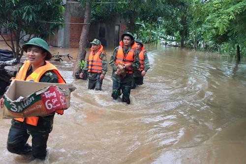 Bộ đội giúp dân vùng biên Gia Lai vượt qua mưa lũ