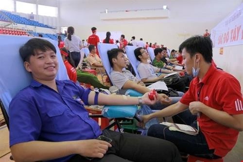 越南芹苴市“2018年西都红色”无偿献血日吸引数千人参加