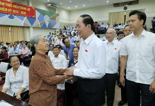 越南国家主席陈大光与胡志明市选民见面交流