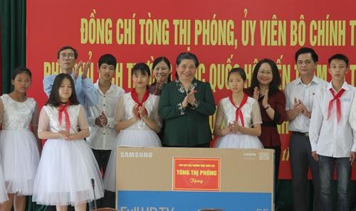 Phó Chủ tịch Thường trực Quốc hội Tòng Thị Phóng thăm, tặng quà học sinh và đối tượng có hoàn cảnh khó khăn tại tỉnh Lạng Sơn