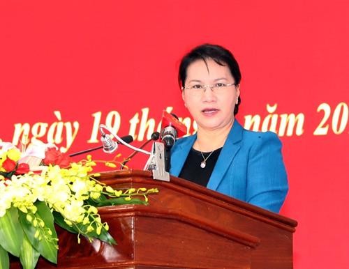 越南国会主席阮氏金银在芹苴市开展选民接待活动