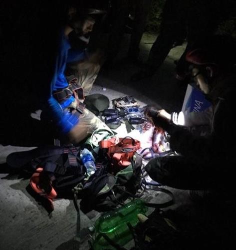 岘港边防部队帮助迷失深山的菲律宾游客