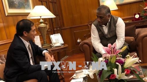 越南外交部副部长裴青山访问新加坡和印度